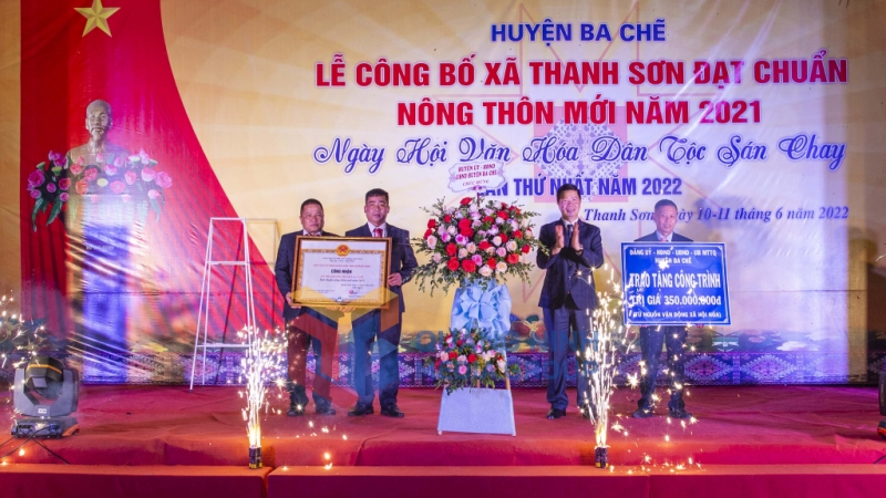Xã Thanh Sơn đón nhận bằng công nhận xã đạt chuẩn nông thôn mới năm 2021 (6-2022). Ảnh: Dương Phượng Đại