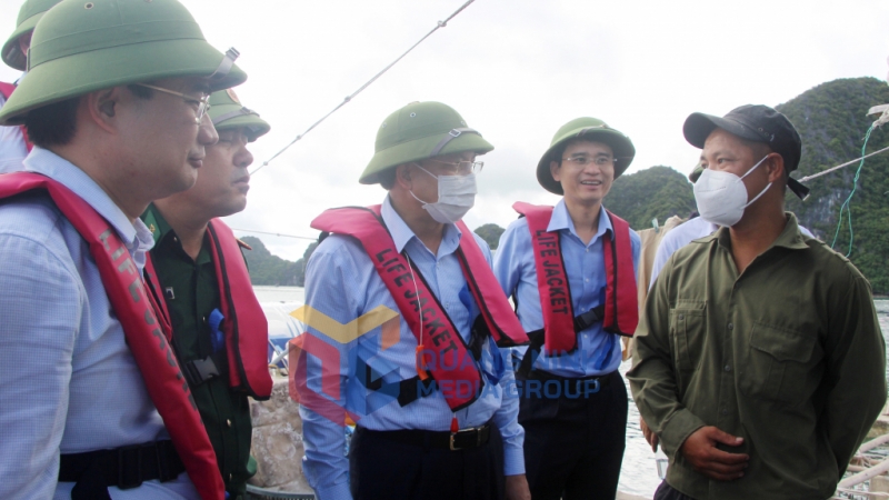 Đồng chí Bí thư Tỉnh ủy cùng đoàn công tác trò chuyện với các hộ nuôi thủy sản tại khu vực Vân Đồn (6-2022). Ảnh: Thu Chung