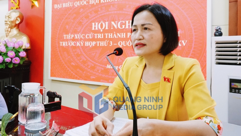 Đồng chí Trần Thị Kim Nhung, Ủy viên Thường trực Ủy ban Pháp luật của Quốc hội, phát biểu tại buổi tiếp xúc cử tri TP Móng Cái (5-2022). Ảnh: Nguyễn Thanh