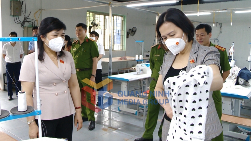 Đoàn Đại biểu Quốc hội tỉnh khảo sát thực tế hoạt động lao động, dạy nghề cho phạm nhân tại Trại giam Quảng Ninh (5-2022). Ảnh: Minh Toàn