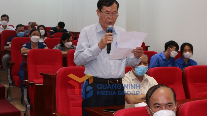 Cử tri TP Uông Bí nêu ý kiến tại buổi tiếp xúc (4-2022). Ảnh: Phạm Tăng