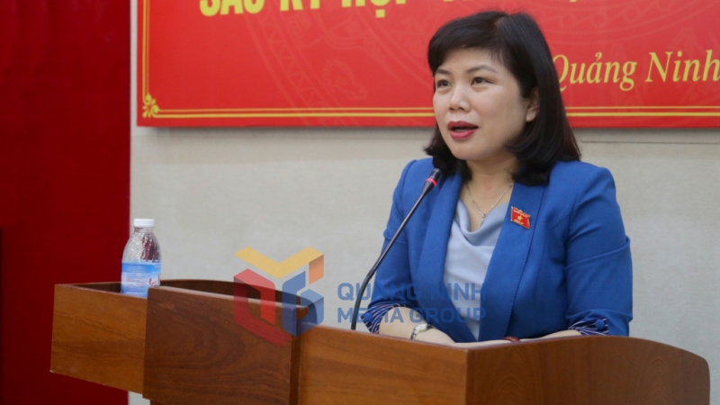 Đồng chí Nguyễn Thị Thu Hà, Phó Trưởng Đoàn ĐBQH tỉnh cũng đã thông tin đến các cử tri về kết quả hoạt động của Đoàn ĐBQH tỉnh tại kỳ họp thứ 2, Quốc hội khóa XV (11-2021). Ảnh: Minh Hà