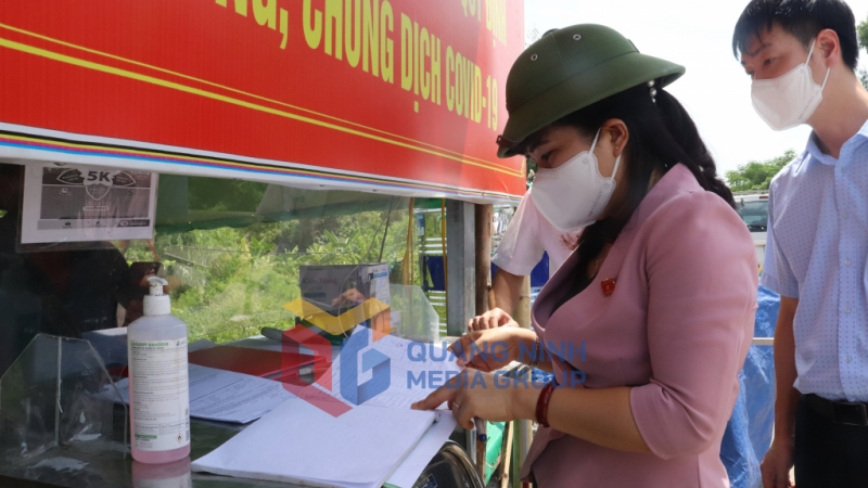 Giám sát thực tế tại chốt kiểm soát phòng, chống dịch Covid-19 tại Âu tàu khu Núi Gạt, phường Yên Thanh (TP Uông Bí) (9-2021). Ảnh: Minh Đức