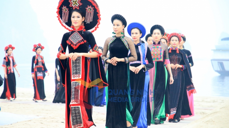 Bộ sưu tập Thổ cẩm dân tộc Tày, Dao của NTK Trung Beret tại Festival Áo dài Quảng Ninh 2020 (12-2020). Ảnh: Nguyễn Dung