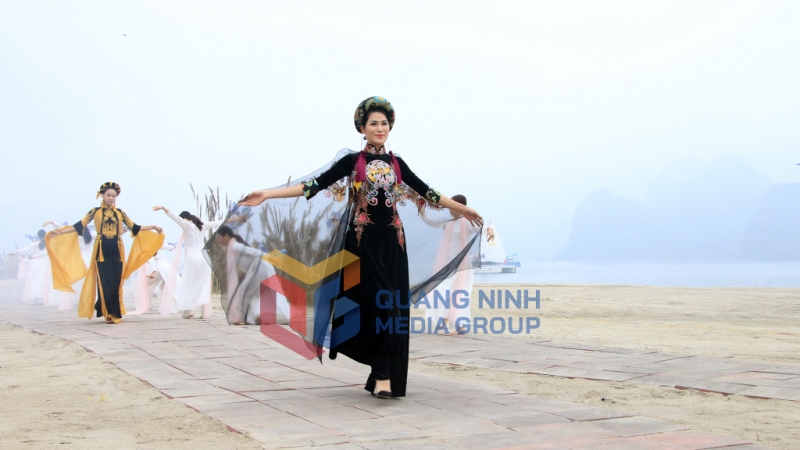 Trình diễn áo dài trong bộ sưu tập Thổ cẩm dân tộc Sán Dìu, Sán Chỉ của NTK Minh Hạnh (12-2020). Ảnh: Nguyễn Dung