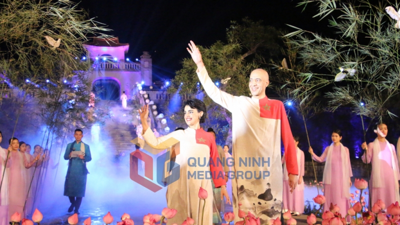 Gia đình Đại sứ Marooco cũng dành tình cảm đặc biệt cho áo dài Việt Nam tại Festival áo dài Quảng Ninh 2022.