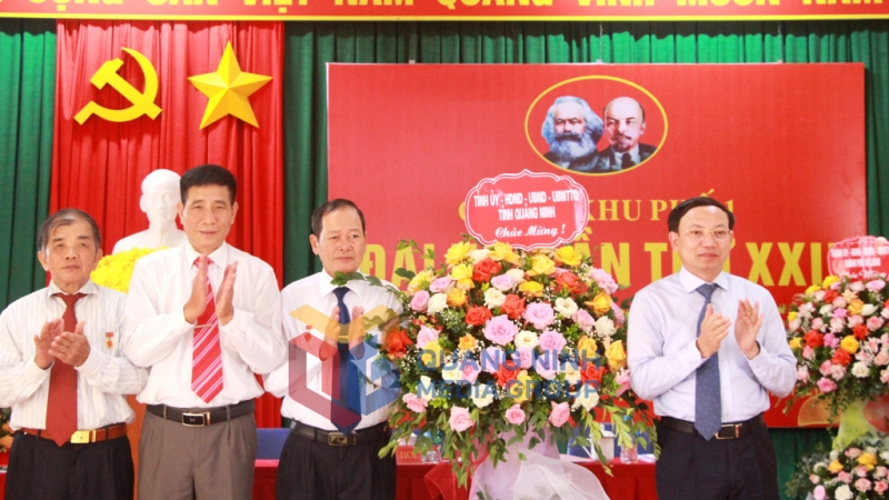 Bí thư Tỉnh ủy Nguyễn Xuân Ký tặng hoa chúc mừng Đại hội Chi bộ khu phố 1, phường Giếng Đáy, TP Hạ Long.