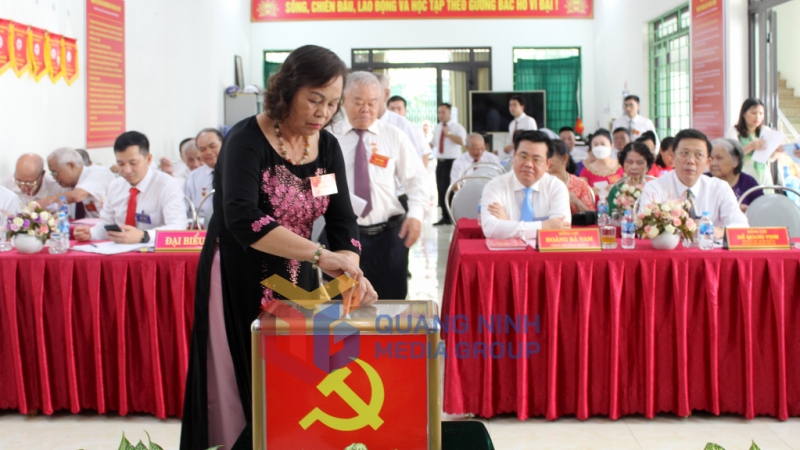 Bỏ phiếu bầu Ban Chi ủy ở Đại hội Chi bộ Khu phố I Phường Hòa Lạc Móng Cái.