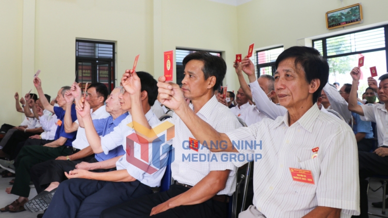Các đảng viên khu phố 8, phường Quang Trung, TP Uông Bí thống nhất chương trình đại hội chi bộ.