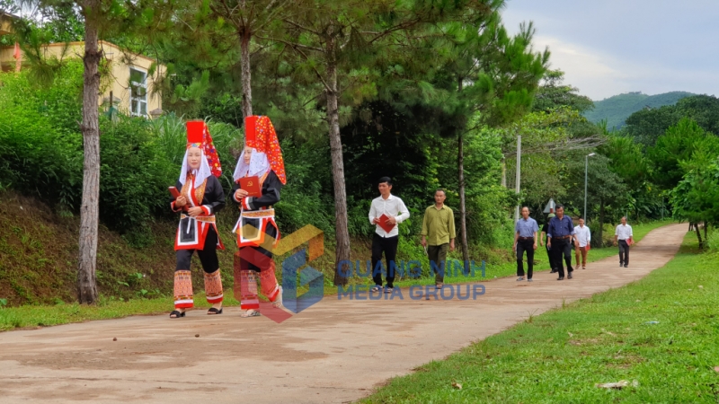 Các đảng viên thôn Phú Cường, xã Yên Than (huyện Tiên Yên) hân hoan đến điểm tổ chức đại hội.