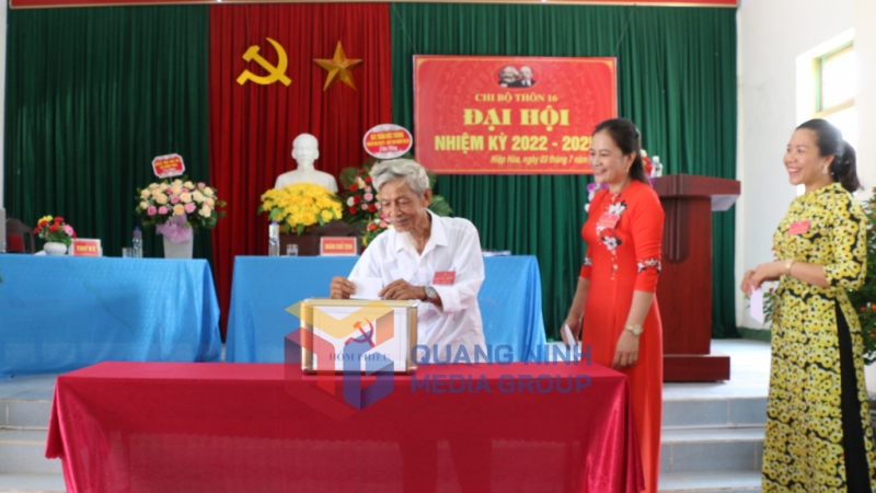 Đảng viên Nguyễn Minh Khương (81 tuổi) bỏ phiếu bầu Bí thư chi bộ thôn 16, xã Hiệp Hòa, TX Quảng Yên.
