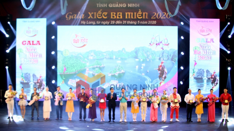 Phó Chủ tịch Thường trực UBND tỉnh Đặng Huy Hậu và lãnh đạo Liên đoàn Xiếc Việt Nam tặng hoa cảm ơn nghệ sĩ các đoàn đã tham gia chương trình Gala xiếc ba miền 2020 tại Quảng Ninh (5-2020). Ảnh: Pham Học