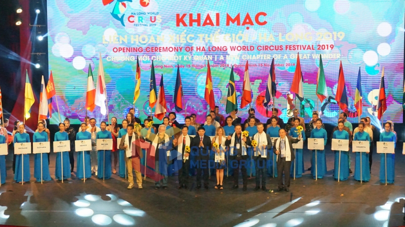 Bí thư Tỉnh ủy Nguyễn Xuân Ký tặng hoa và quà lưu niệm cho các thành viên Ban giám khảo tại đêm Khai mạc Liên Hoan Xiếc thế giới - Hạ Long 2019: 