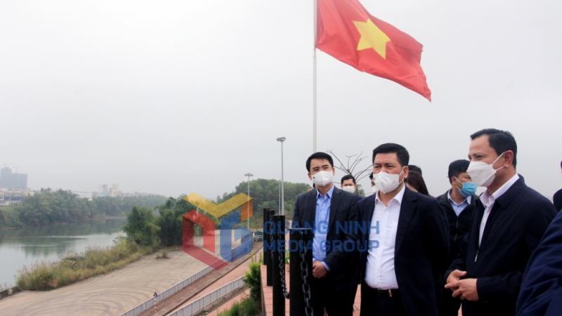 Bộ trưởng Bộ Công Thương Nguyễn Hồng Diên kiểm tra hoạt động thông quan tại lối mở Km3+4 (1-2022). Ảnh: Ảnh Trường