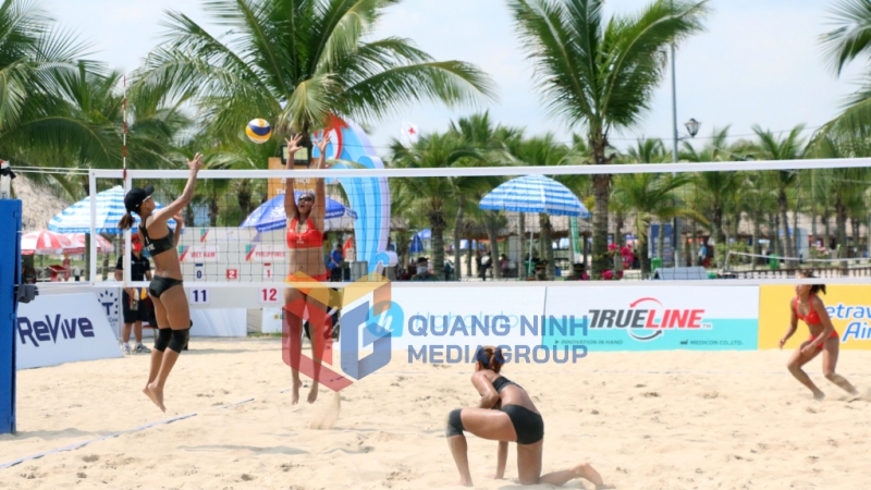 Dù đã thi đấu nỗ lực, các cô gái bóng chuyền bãi biển Việt Nam (áo đen) không thể giành thắng lợi trận tranh HCĐ trước đối thủ Philippines.