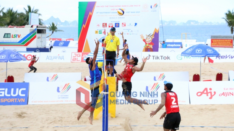 Đội Indonesia (áo đỏ) giành HCV SEA Games 31 trước đội Thái Lan môn bóng chuyền bãi biển nội dung nam.
