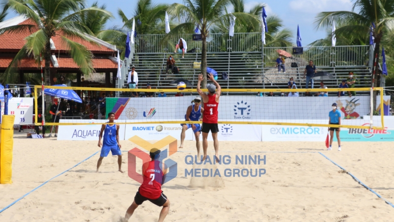 Đội tuyển bóng chuyền bãi biển nam Việt Nam (áo đỏ) thi đấu nỗ lực hết mình trước đối thủ Philippines.