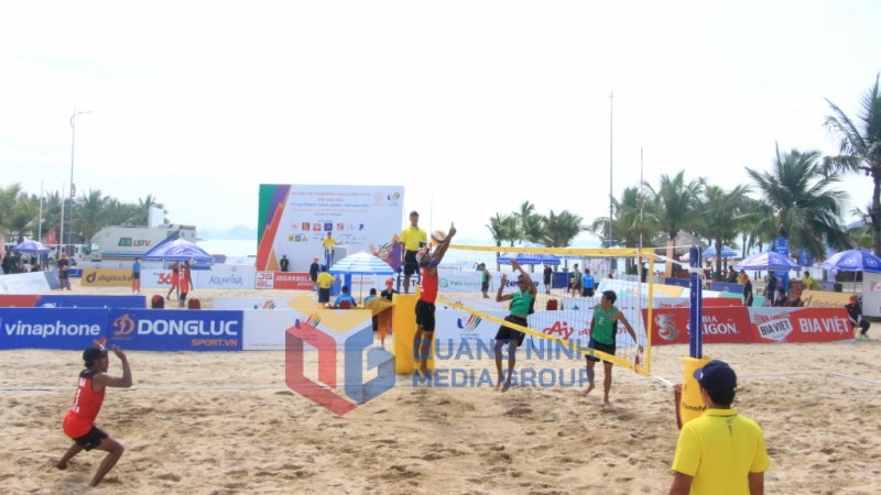 Pha tranh bóng trên không giữa 2 đội tuyển bóng chuyền bãi biển nam Indonesia và Lào.