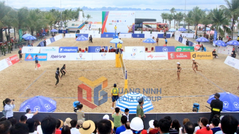 Trận thi đấu bóng chuyền bãi biển nữ giữa Việt Nam và Malaysia tại bãi biển Tuần Châu.