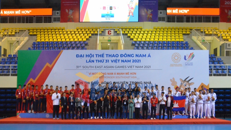 Ban Tổ chức trao Huy chương vàng cho đội tuyển bóng chuyền nam Indonesia và huy chương cho các đội tuyển đoạt giải.