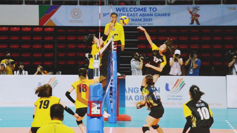 Các cô gái của Đội tuyển bóng chuyền nữ Việt Nam (áo vàng) thi đấu bùng nổ trước đội tuyển Malaysia.