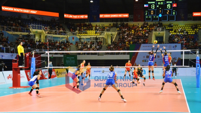 Các tuyển thủ Philippines (áo xanh) chơi chắc chắn quyết giành điểm trước Việt Nam.