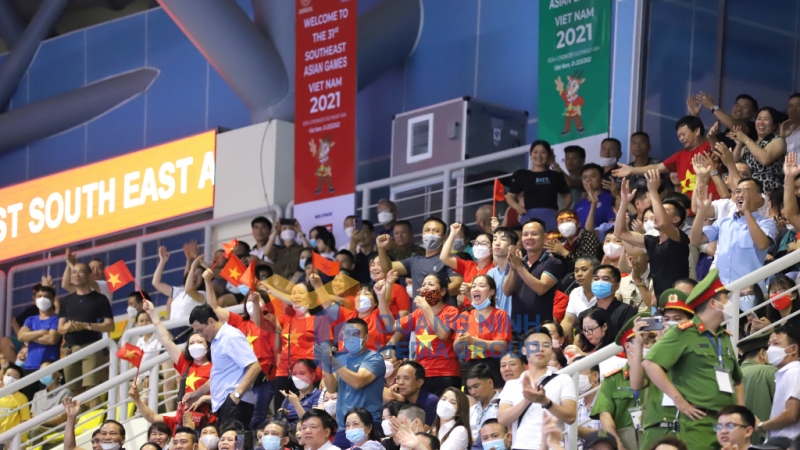 Niềm vui của các cổ động viên trước chiến thắng 3-1 của đội tuyển bóng chuyền nữ Việt Nam.