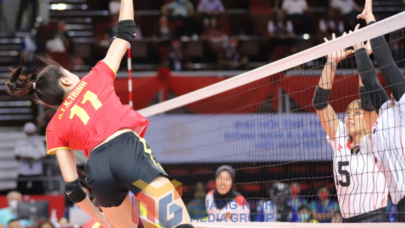 Pha đập bóng uy lực của nữ cầu thủ Hoàng Thị Kiều Trinh (Việt Nam) sang đội Indonesia.