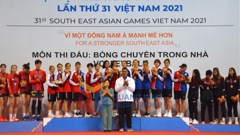 Phó Chủ tịch Thường trực HĐND tỉnh Quảng Ninh Vi Ngọc Bích, cùng đại diện bóng chuyền Thái Lan trao Huy chương vàng cho đội tuyển bóng chuyền nữ Thái Lan.