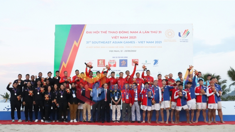 Các đội tuyển chụp hình lưu niệm kết thúc môn thi đấu bóng ném bãi biển nam Thành Công - Hợp Tác - Hữu Nghị.