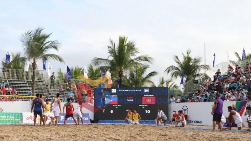 Đội tuyển bóng ném bãi biển nam Việt Nam thi đấu đội Philippines tại Khu du lịch Quốc tế Tuần Châu.