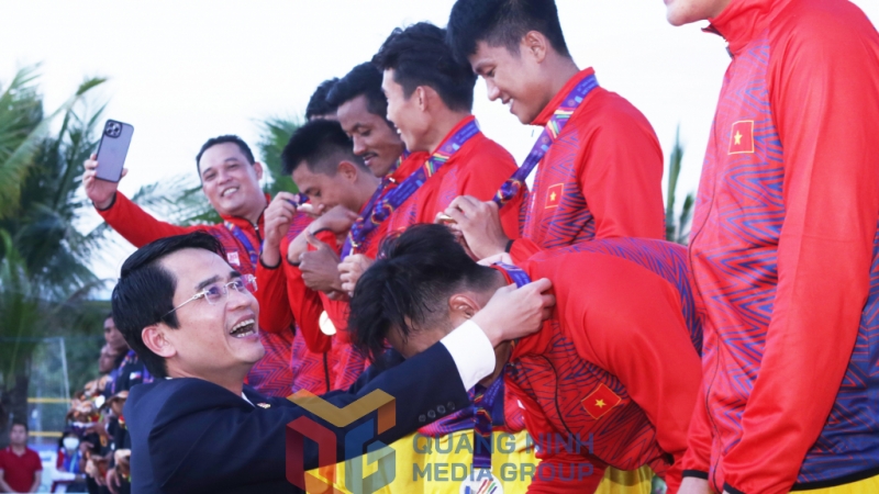 Đồng chí Phạm Văn Thành, Phó Chủ tịch UBND tỉnh Quảng Ninh trao huy chương vàng cho đội tuyển bóng ném bãi biển nam Việt Nam.