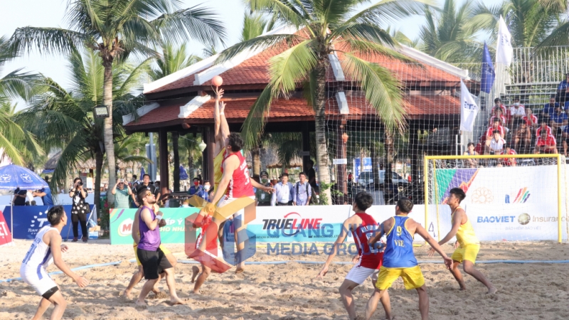 Mặc dù thứ hạng huy chương đã được phân định, những hai đội tuyển bóng ném bãi biển nam Việt Nam và Thái Lan nhập cuộc đầy quyết tâm.