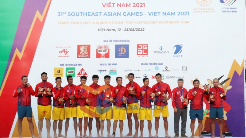 Niềm vui, niềm tự hào của ban huyến luyện viên và các cầu thủ bóng ném bãi biển nam Việt Nam khi bảo vệ thành công tấm huy chương vàng tại kỳ SEA Games trước.