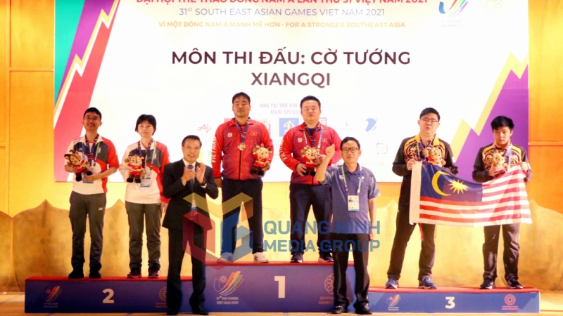 Các kỳ thủ Việt Nam nhận HCV cho nội dung cờ chớp đồng đội.