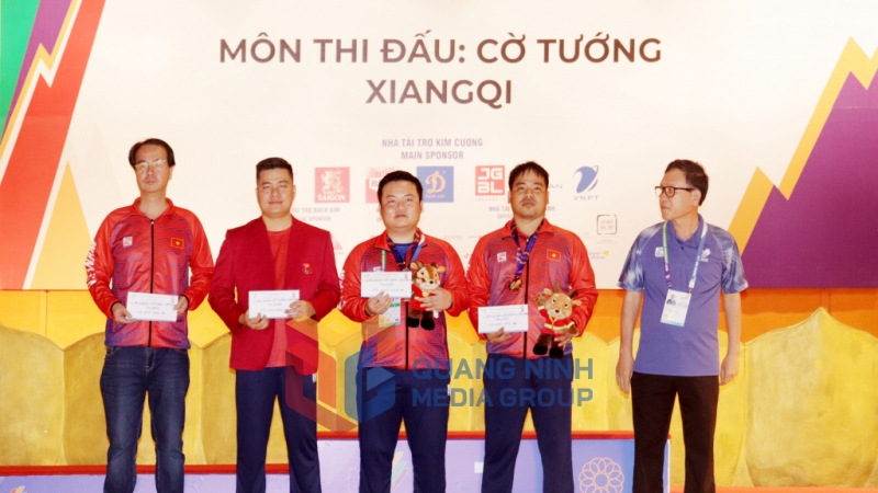 Các kỳ thủ Việt Nam nhận phần thưởng từ Liên đoàn Cờ Việt Nam.
