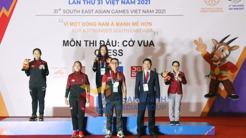 Ban Tổ chức trao huy chương cho các vận động viên nữ tham gia nội dung cờ Vua tiêu chuẩn.