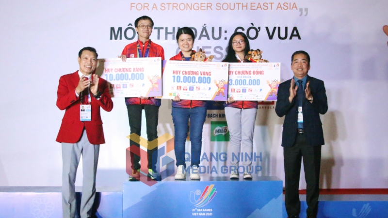 Các vận động viên đoạt huy chương nội dung cờ nhanh cá nhân được nhận thưởng của Tổng cục Thể dục Thể thao Việt Nam.