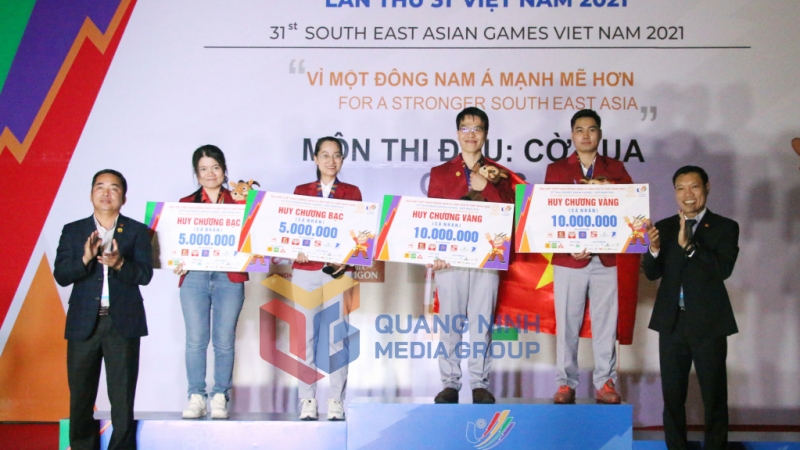 Các vận động viên đoạt huy chương nội dung cờ nhanh đồng đội được nhận thưởng của Tổng cục Thể dục Thể thao Việt Nam.