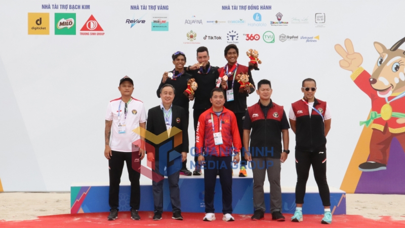 Ban tổ chức trao huy chương và chụp hình cùng các vận động viên đoạt giải 3 môn phối hợp nam.