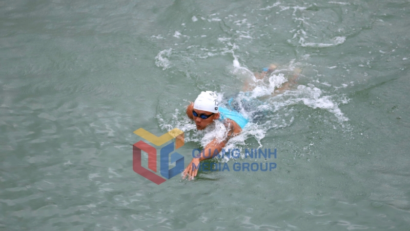 Ở nội dung ba môn phối hợp nam, vận động viên Lâm Quang Nhật của Việt Nam xuất sắc dẫn đầu ở phần thi bơi.