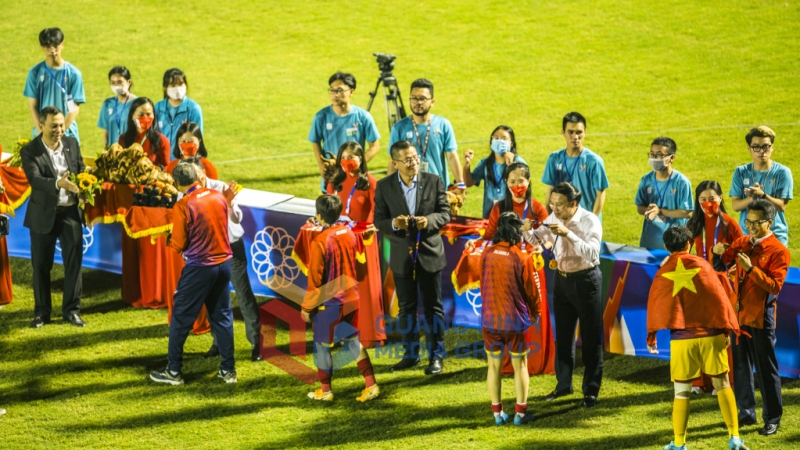 Bí thư Tỉnh ủy, Chủ tịch HĐND tỉnh Nguyễn Xuân Ký trao Huy chương vàng cho các cầu thủ.