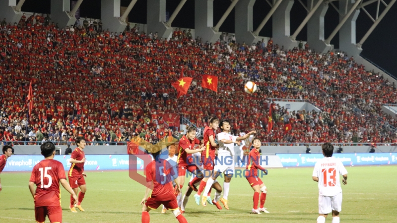 Các cầu thủ bóng đã nữ Việt Nam thắng Myanmar 1-0.