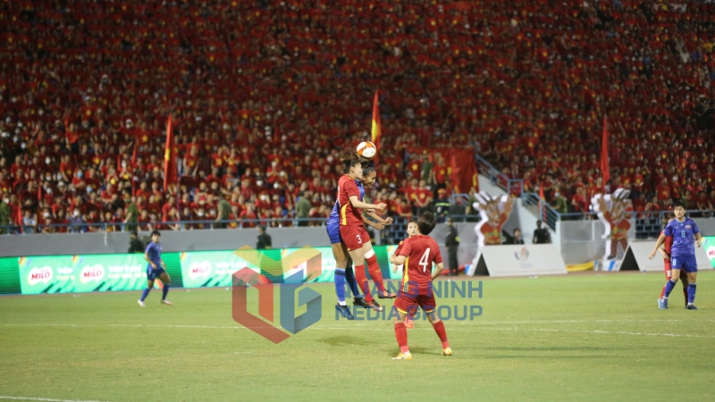Các cầu thủ Việt Nam chủ động chơi tấn công trước đội tuyển Thái Lan.