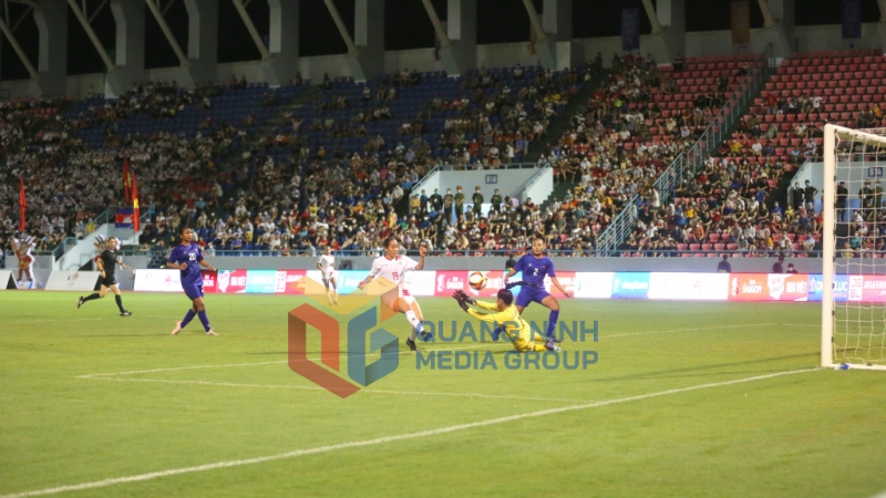 Thủ môn đội Campuchia lăn xả cản phá một pha bóng nguy hiểm.