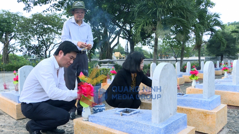 Các đồng chí lãnh đạo tỉnh thắp hương tại khu mộ liệt sĩ Quảng Ninh, Nghĩa trang liệt sĩ quốc gia Đường 9 (7-2022). Ảnh: Việt Hưng