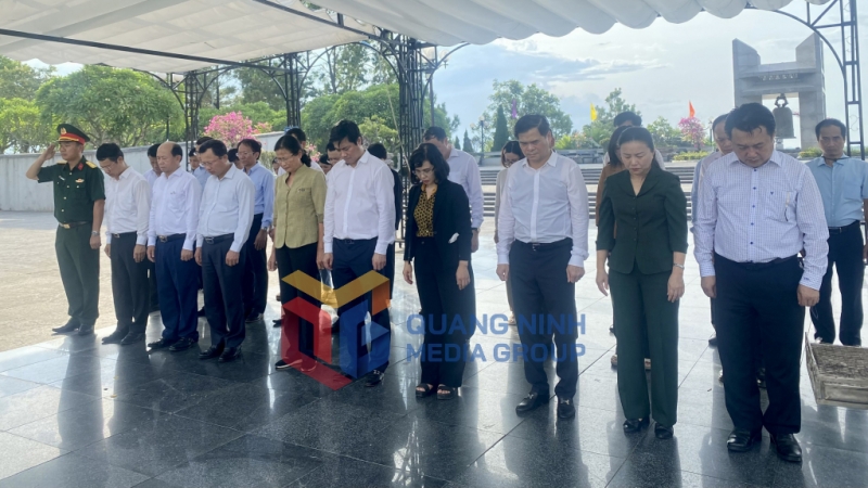 Đoàn đại biểu tỉnh Quảng Ninh mặc niệm tưởng nhớ các anh hùng liệt sĩ đã hy sinh vì bảo vệ Tổ quốc tại Nghĩa trang liệt sĩ quốc gia Đường 9 (7-2022). Ảnh: Việt Hưng