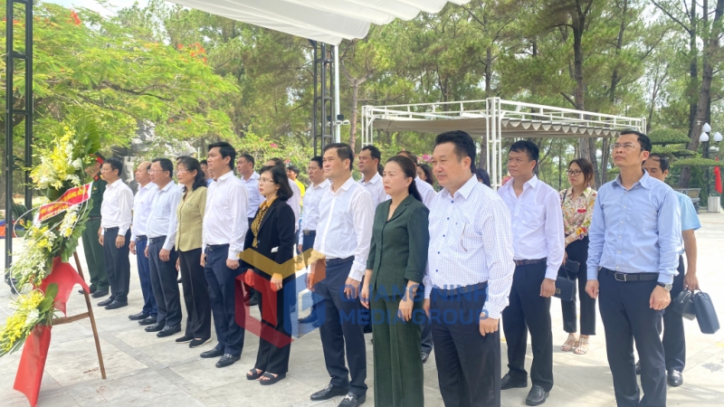 Đoàn đại biểu tỉnh Quảng Ninh thành kính tưởng nhớ công lao của các anh hùng liệt sĩ tại Nghĩa trang liệt sĩ quốc gia Trường Sơn (7-2022). Ảnh: Việt Hưng