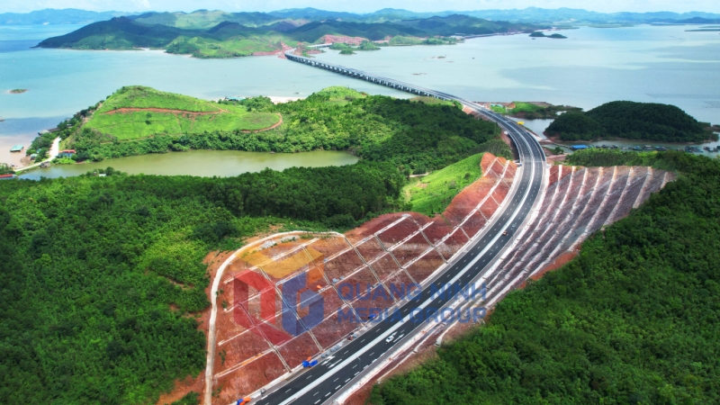 Cao tốc Vân Đồn - Tiên Yên đi qua cầu Vân Tiên (7-2022). Ảnh: Đỗ Phương