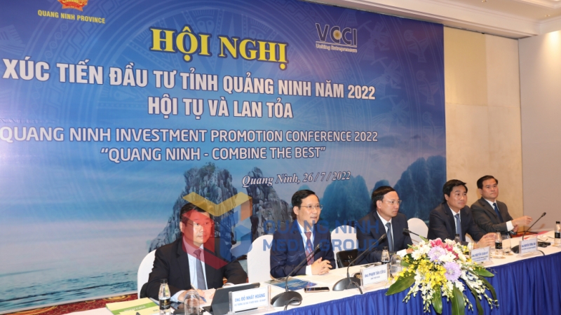 Các đồng chí lãnh đạo tỉnh Quảng Ninh, VCCI và Cục Đầu tư nước ngoài, Bộ KH&ĐT, chủ trì hội nghị (7-2022). Ảnh: Đỗ Phương